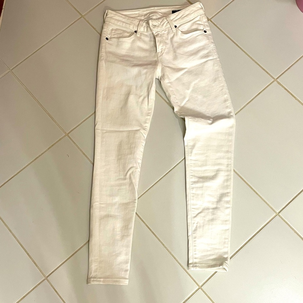 Meredith in White Sebastian McCall Jeans